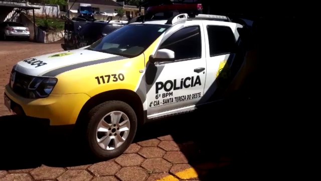 Homens oferecem bebida alcoólica para adolescente e são detidos