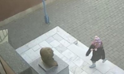 Kameraya yansıyan küçük kızın davranışı herkesi duygulandırdı