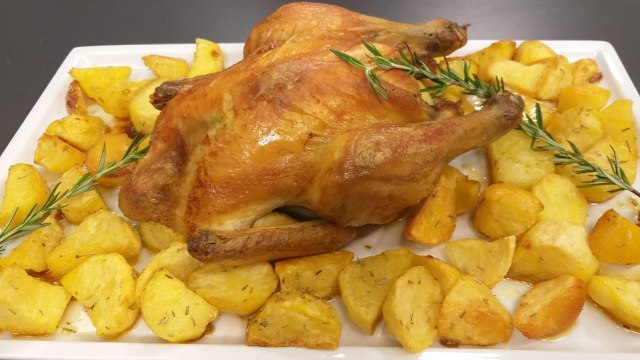 Rreze Dielli, 21 Nëntor 2018 - Të Gatuajmë me Znj. Vjollca P1 Pule me patate furre