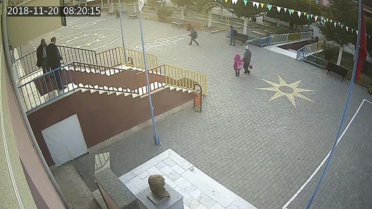 Her sabah Atatürk büstünü öpüyor