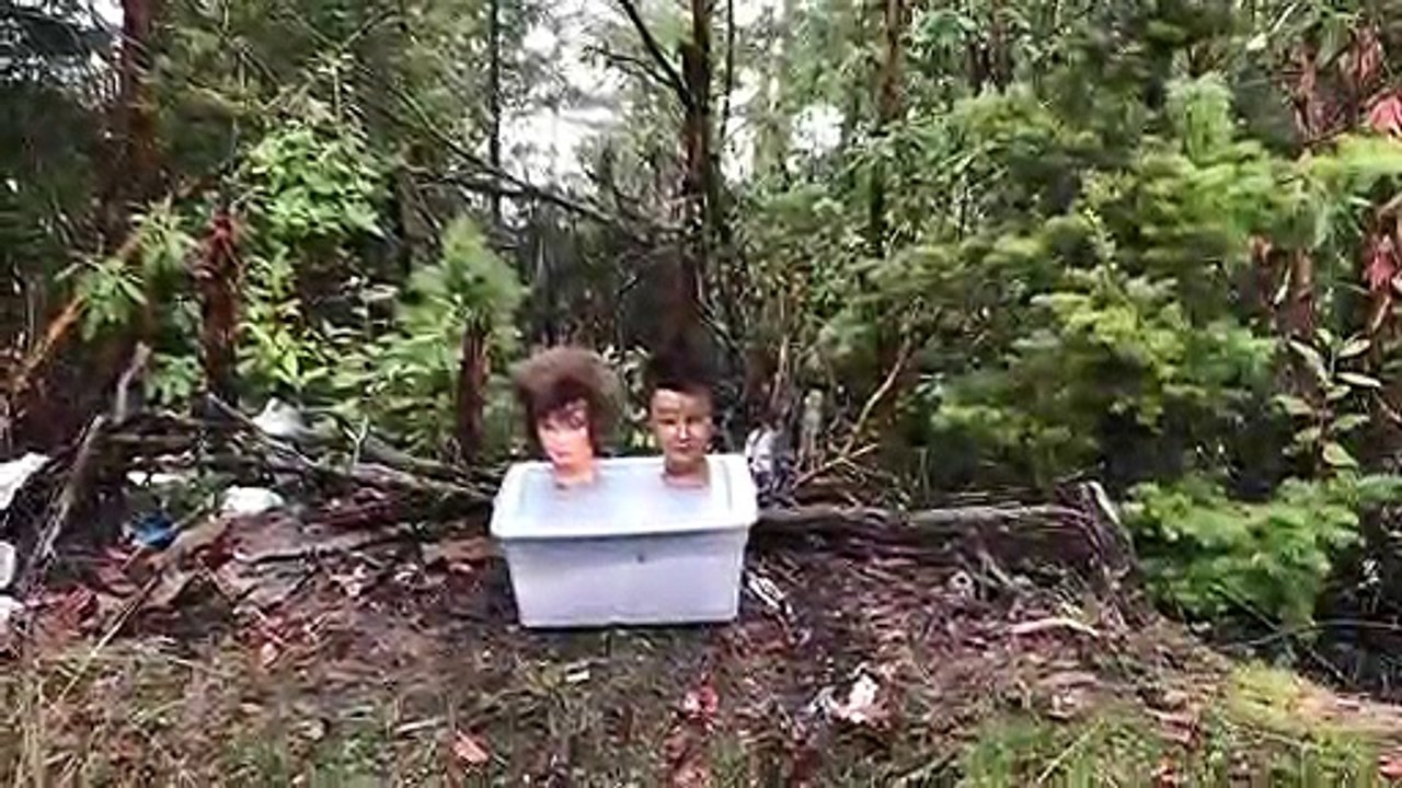 Un homme tire sur des explosifs dans une forêt