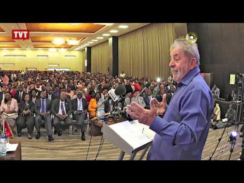 Em Angola, Lula discursa sobre o combate à fome...