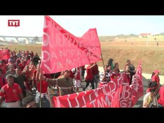 Manifestantes do MTST protestam contra Copa e por moradia na zona leste