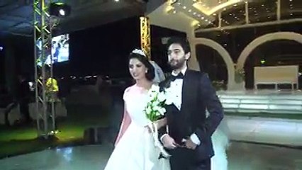 عن فرحة هالعروس لما شافت أختها الوحيدة جاية من السفر مخصوص لتحضر عرسها ويلاااااااه مأحلى الأخت