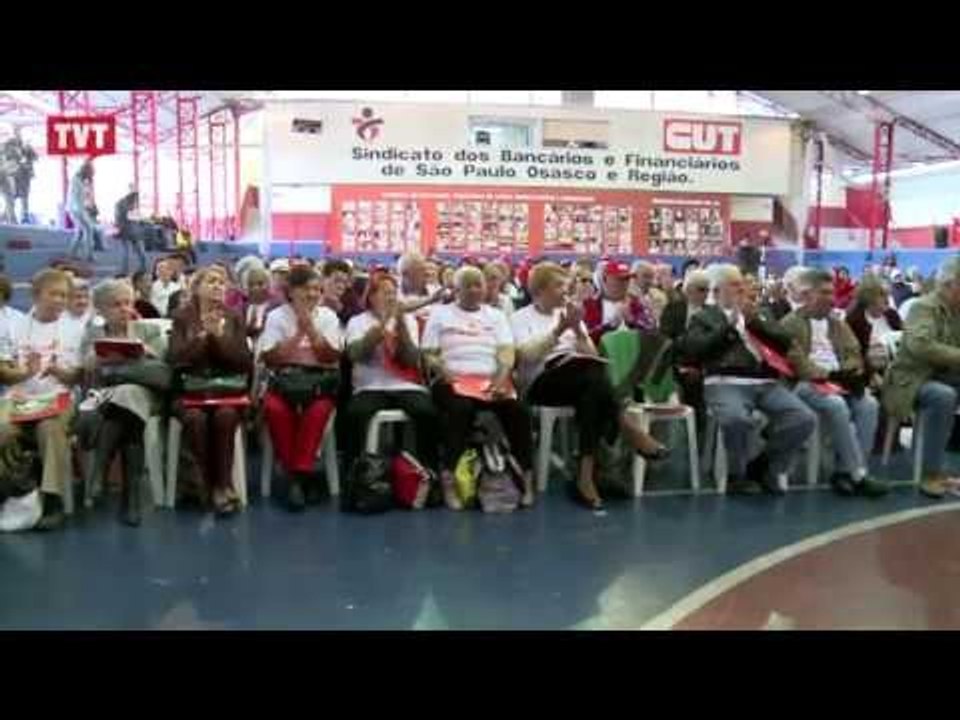 Jovens e idosos em apoio ao Plebiscito Popular