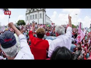 Aécio comemora alianças; Dilma critica baixarias da oposição