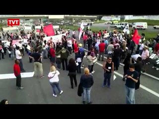 Em greve, professores bloqueiam pista da via Anchieta, no ABC