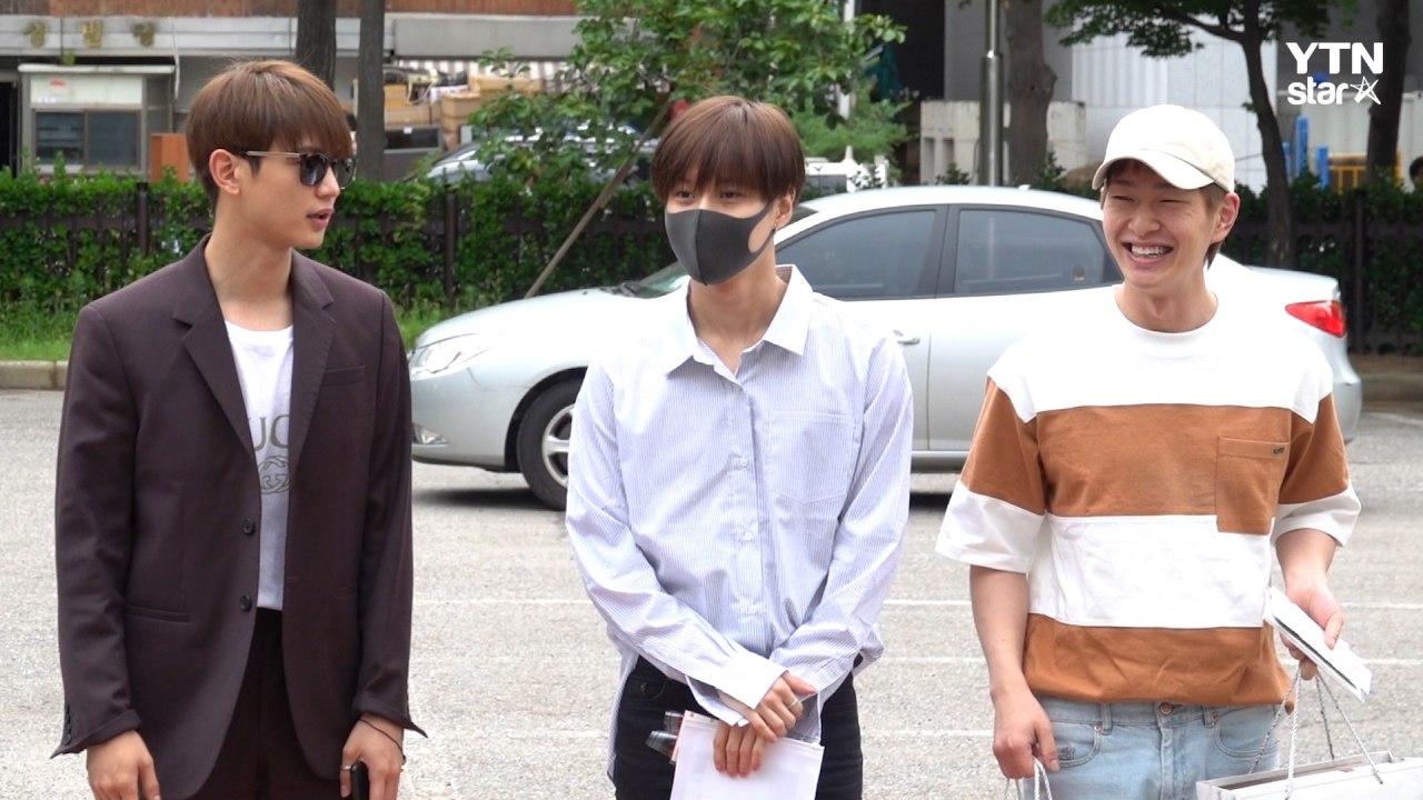 [Y영상] 샤이니, ‘환한 미소로 즐거운 출근' (뮤직뱅크 출근길) / YTN
