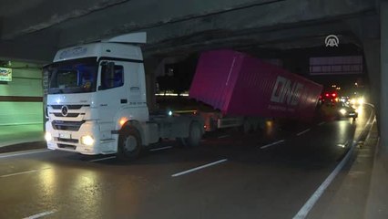 Unkapanı Köprüsü'nün Altına Sıkışan Tır Hasara Neden Oldu