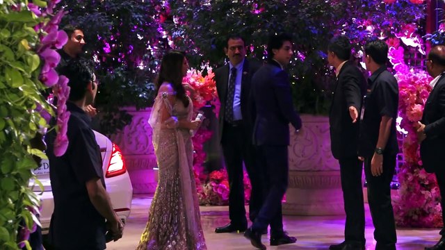 Bollywood superstar Salman Khan & beautiful actress Aishwarya Rai Come FACE TO FACE At Mukesh Ambani's Son Akash Ambani's MARRIAGE Hall