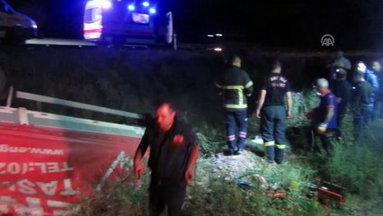 Sandıklı'da  devrilen kamyonetin sürücüsü öldü - AFYONKARAHİSAR