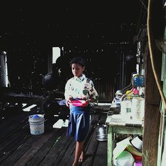 Seberangi Danau Sentani Demi Bersekolah