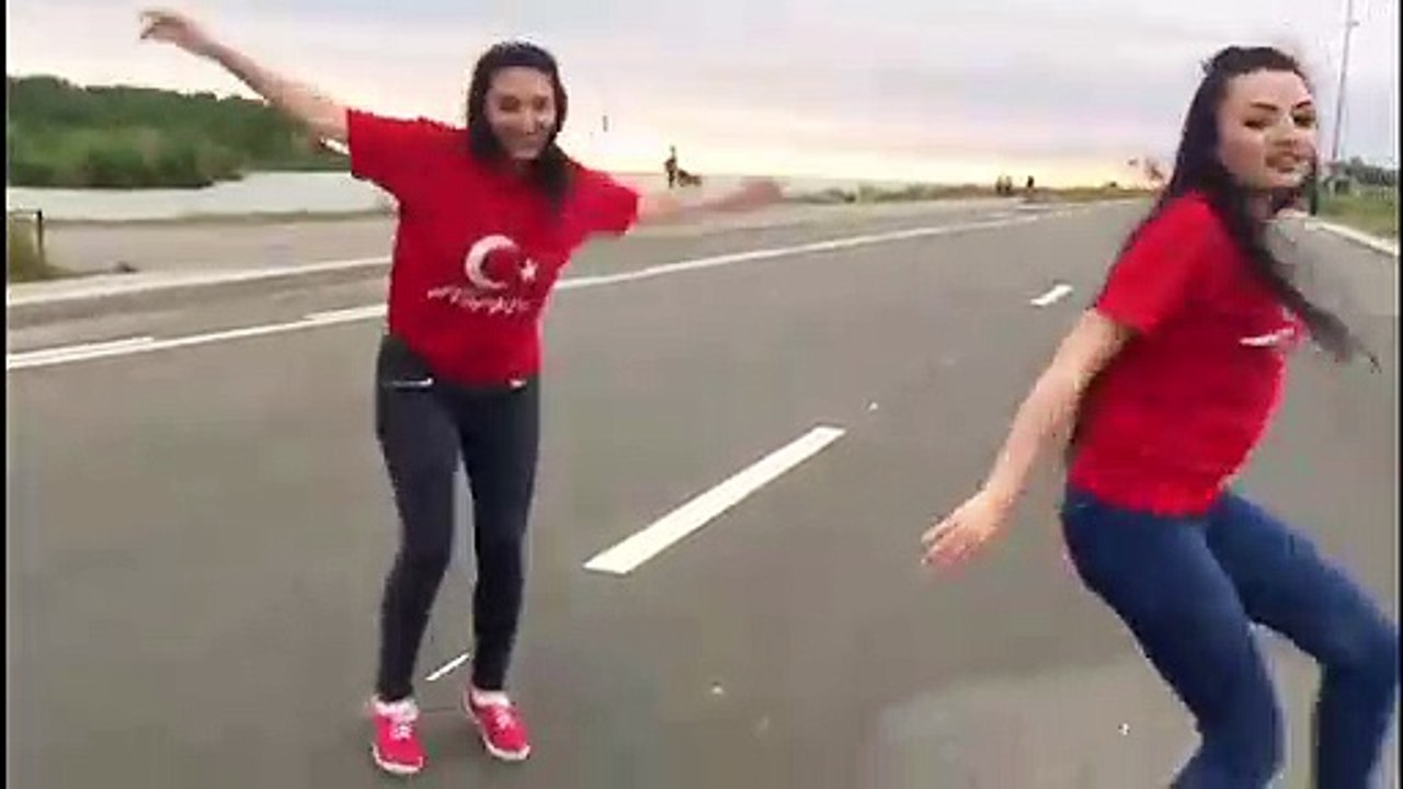 الدبكة التركية ع اصولها صبايا بنص الطريق