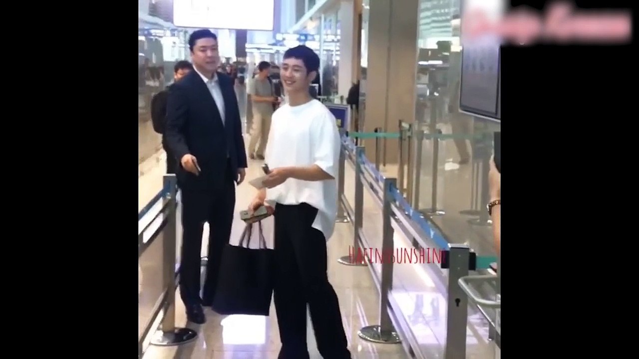 Vẫn phong cách thời trang đơn điệu, Jung Hae In rạng rỡ, đáng yêu trên đường sang Việt Nam gặp fan