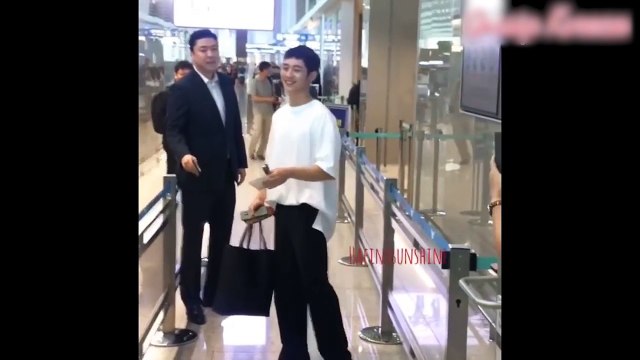 Vẫn phong cách thời trang đơn điệu, Jung Hae In rạng rỡ, đáng yêu trên đường sang Việt Nam gặp fan