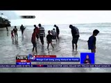 Banyak Warga Cari Uang yang Hanyut ke Pantai - NET12