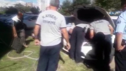 Otomobile sıkışan yavru kediyi itfaiye kurtardı