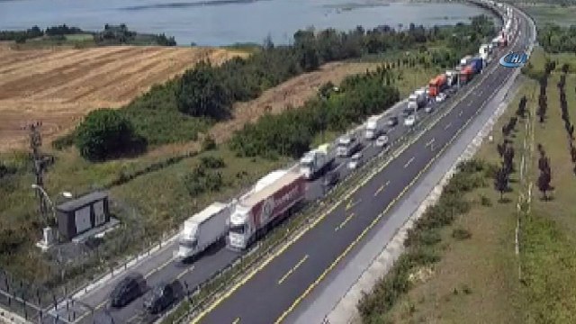 TEM Otoyolu Büyükçekmece mevkiinde kamyon devrildi. Trafik durma noktasına geldi.