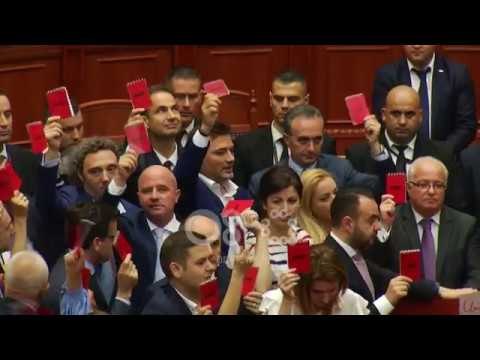 Ora News - Mazhoranca voton ligjin që shemb Teatrin Kombetar, opozita gjuan qeverinë me kartona