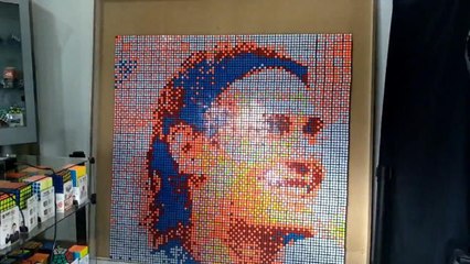 En coulisses - Une montagne de Rubik's Cube pour représenter Suarez et Cavani