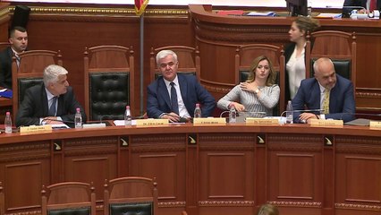 Ora News - Çfarë ndodhi mes Majkos dhe Ramës? Kamerat filmuan momentin në Kuvend