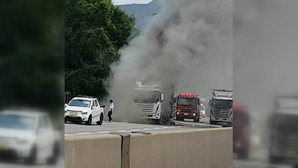 중부내륙고속도로에서 화물차 화재 / YTN