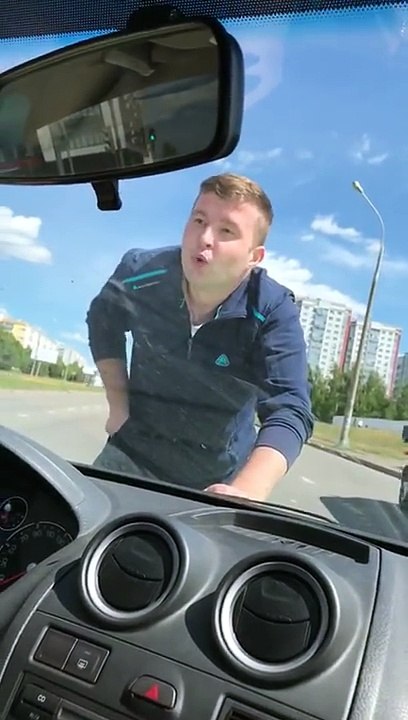 Un homme brise les vitres de la voiture de son ex-femme