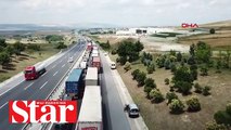 TEM�de saman yüklü TIR devrildi trafik felç oldu