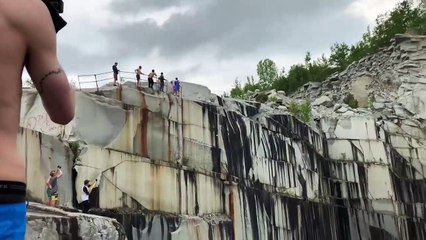 Un homme saute dans l’eau depuis une falaise de 34m de haut