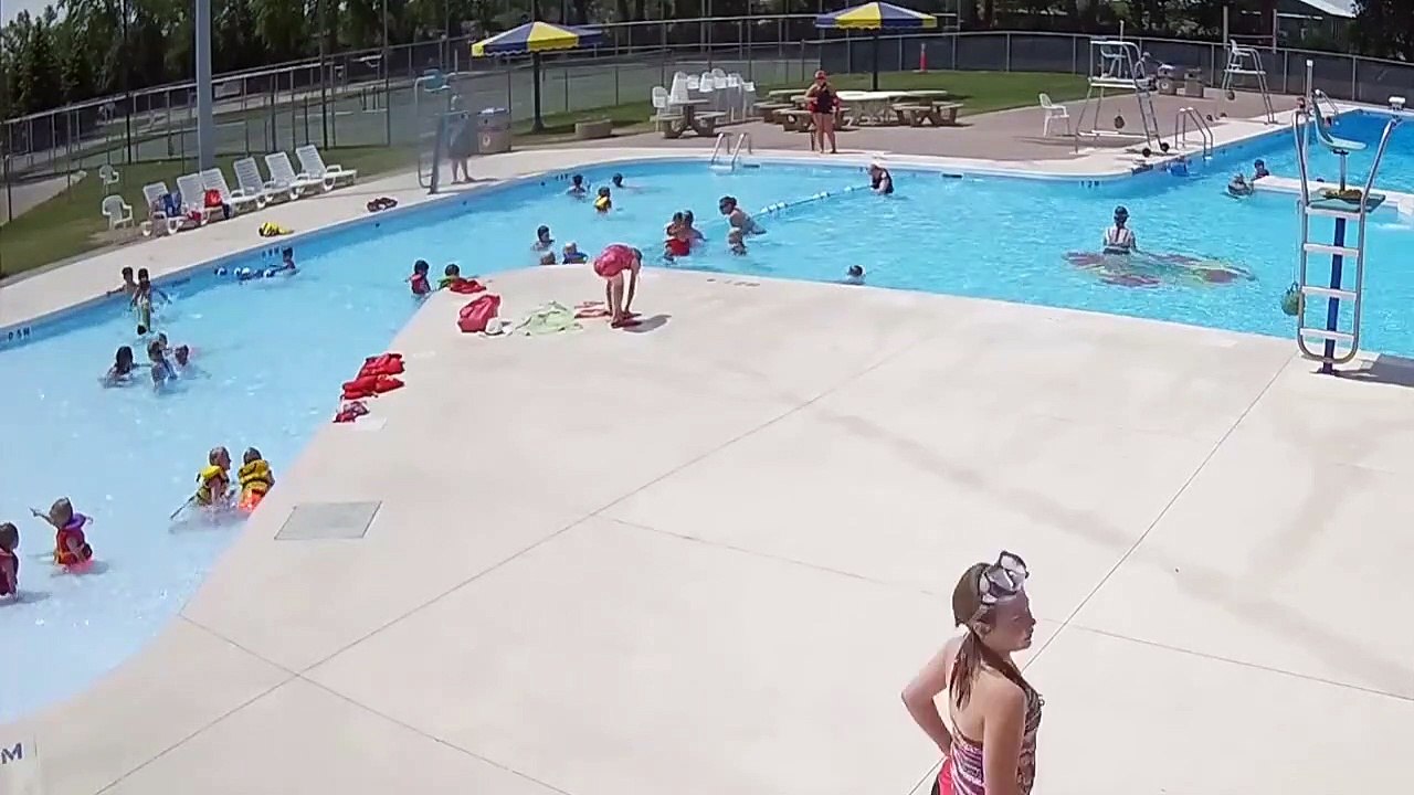 Un maitre-nageur attentif sauve un enfant qui est en train de se noyer dans une piscine