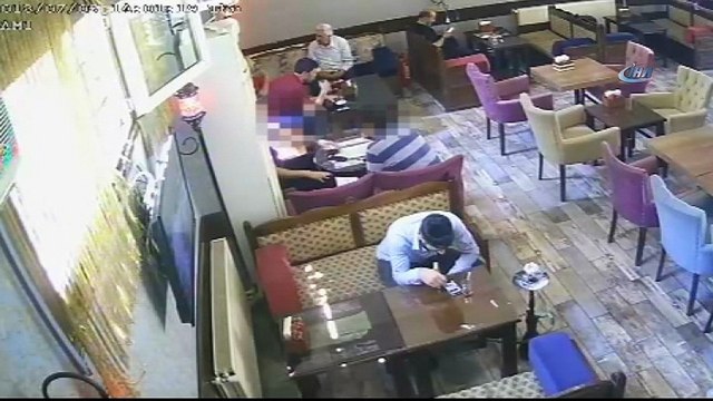 Polis memurunun ev sahibini dolandırmaya çalıştığı anlar kamerada