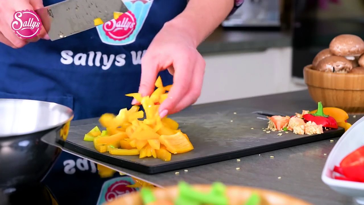 Steak mit senfsoße und bunter gemüsepfanne