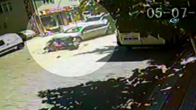 Otomobil ve motosiklet kafa kafaya çarpıştı... Trafik kazası güvenlik kamerasında