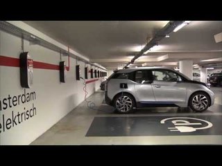 BMW i3 Ionic Silver. Parking and Charging | AutoMotoTV