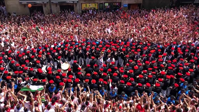 Los gaiteros y txistularis se abren paso en la plaza del Ayuntamiento de Pamplona tras el lanzamiento del Chupinazo