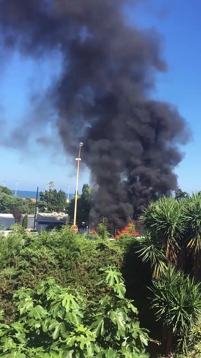 Incendie sur le parking de l'école Jacques Boissier à Antibes