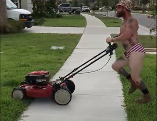 Cet américain a une étrange façon de passer la tondeuse !