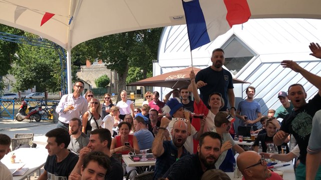 L’ explosion de joie des Lavallois sur le but de Varane pour France Uruguay