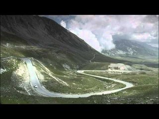 Video herunterladen: Mercedes Benz SLK 55 AMG driving scenes 1 high road Italy