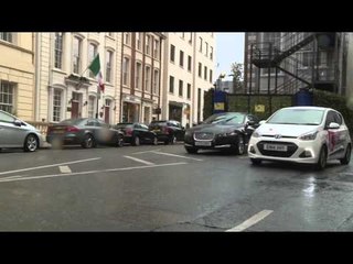 Jamie Laing's mum teaches him to drive Hyundai car | AutoMotoTV