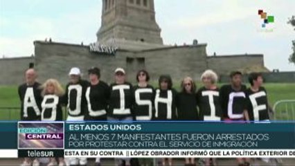 Mujer protesta desde Estatua de la Libertad contra política migratoria