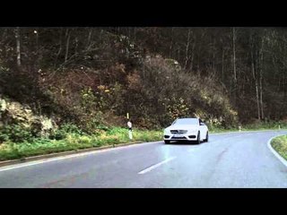 Video herunterladen: Mercedes-Benz C 450 AMG 4MATIC Sedan - Driving Video Trailer | AutoMotoTV