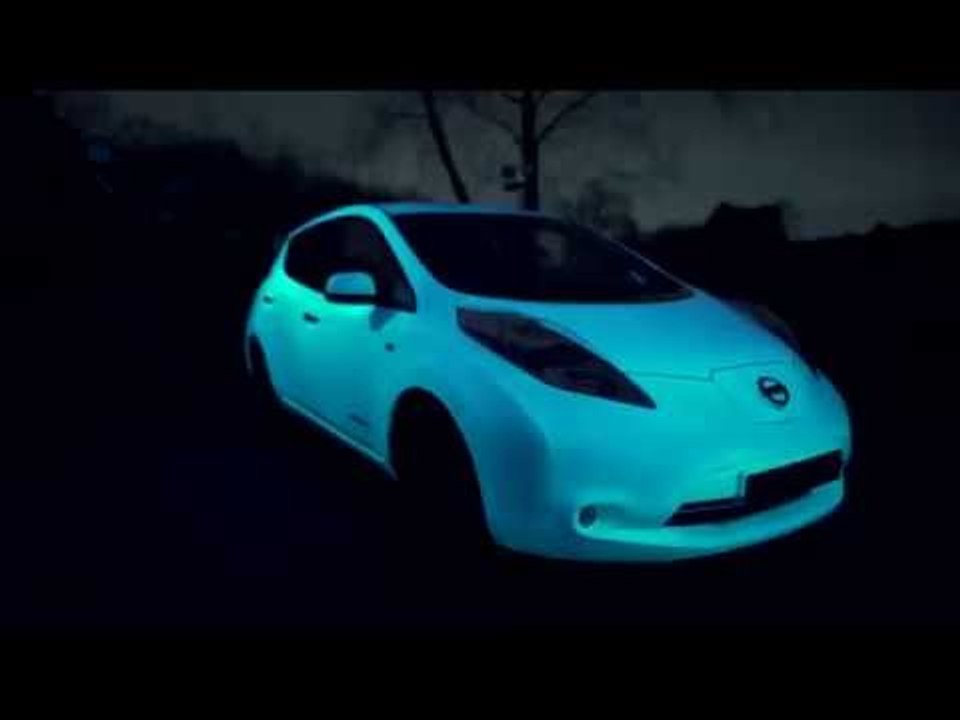 Nissan is first car maker to apply glow-­in-­the-­dark car paint | AutoMotoTV