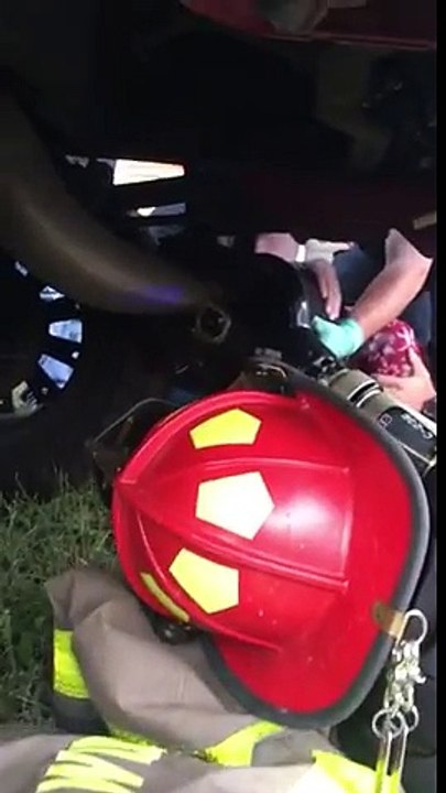 La tête coincée.. dans le pot d'échappement de la voiture !