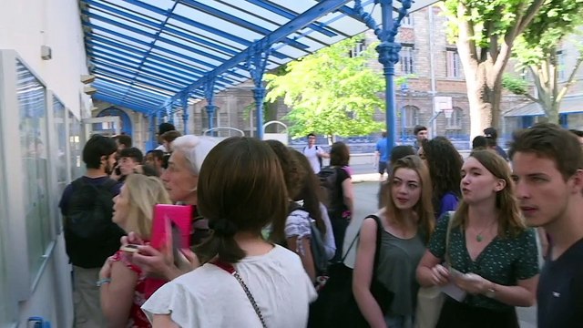 Les lycéens parisiens découvrent leurs résultats du bac