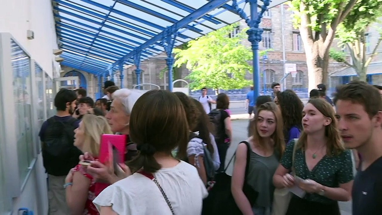 Les lycéens parisiens découvrent leurs résultats du bac