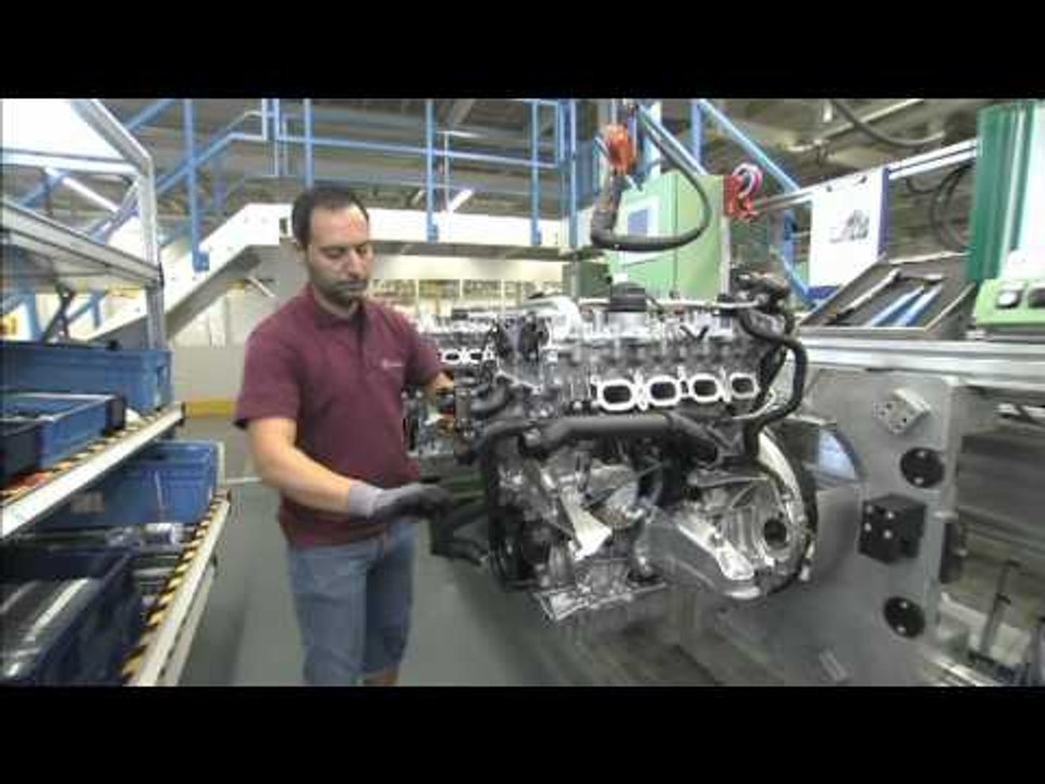 Mercedes-Benz plant Unterturkheim, engine mounting, new four-cylinder engine