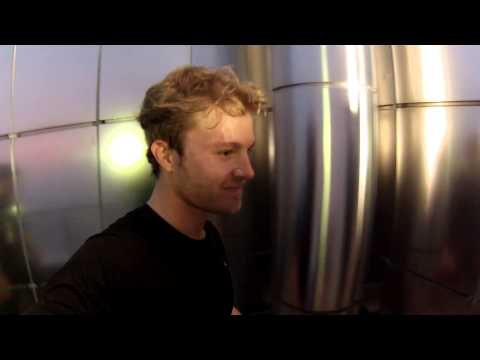 Nico Rosberg climbs the PETRONAS Towers | AutoMotoTV
