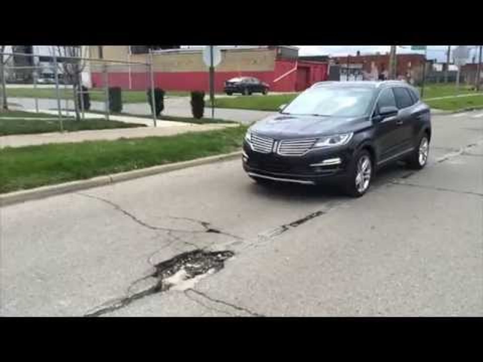 Lincoln MKC Intelligent Drive Control | AutoMotoTV