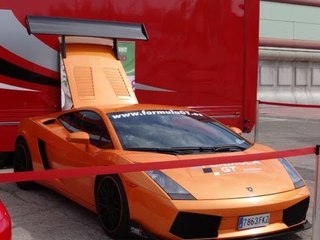 Lamborghini Gallardo parking with a squeaking sound